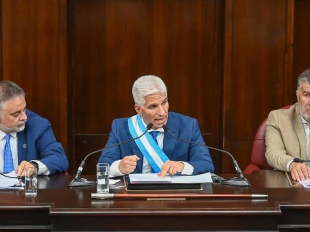 Jaqueado por la baja en la coparticipación, un gobernador le pidió la renuncia a todo su gabinete y evalúa recortar el 30% de sus funcionarios