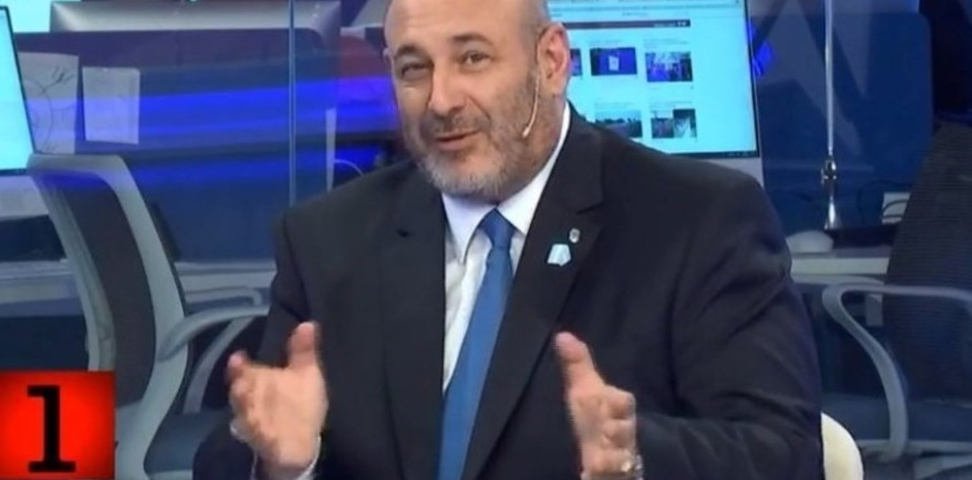 Con una maniobra para no ser acusado de vulnerar la privacidad del Presidente, Santiago Cúneo denunció a Javier Milei por violación “secretos militares”