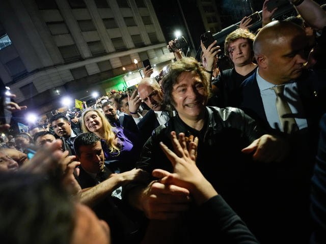 En la victoria, Javier Milei le tendió una mano a la oposición: interna silenciada en la intimidad del búnker