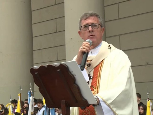 “No queremos vivir en una intolerancia que nos divide”: el nuevo llamado al diálogo de García Cuerva en plaza de Mayo