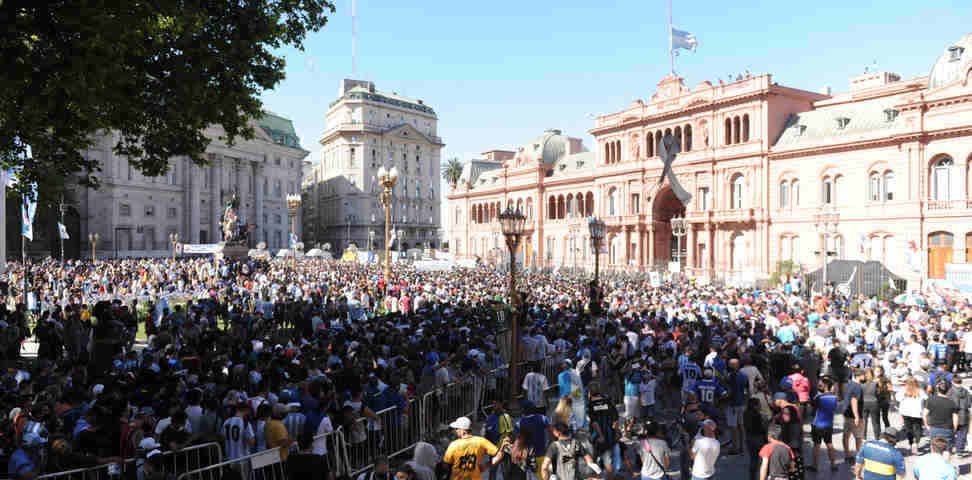 La irrupción barrabrava, el pedido de Cristina Kirchner y los cinco minutos de pánico: el día que el velorio de Maradona puso en jaque a la Casa Rosada