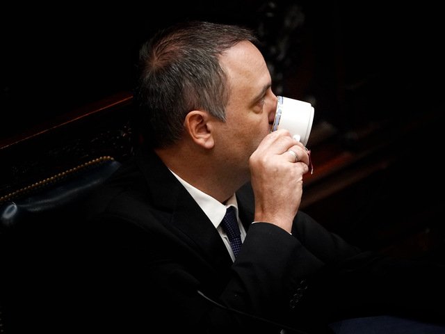 Adorni apuesta al tiempo para no responder