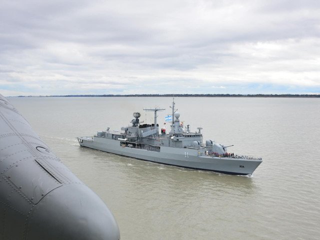 Ruidos en la Armada por el destructor que no se quedó en el Caribe con la flota “antinarco” estadounidense