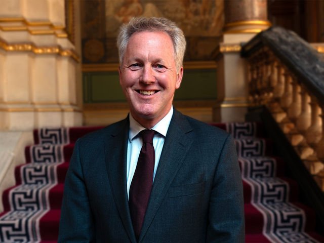 El embajador británico hizo una fuerte defensa de la “prensa libre” como “esencial para la democracia”